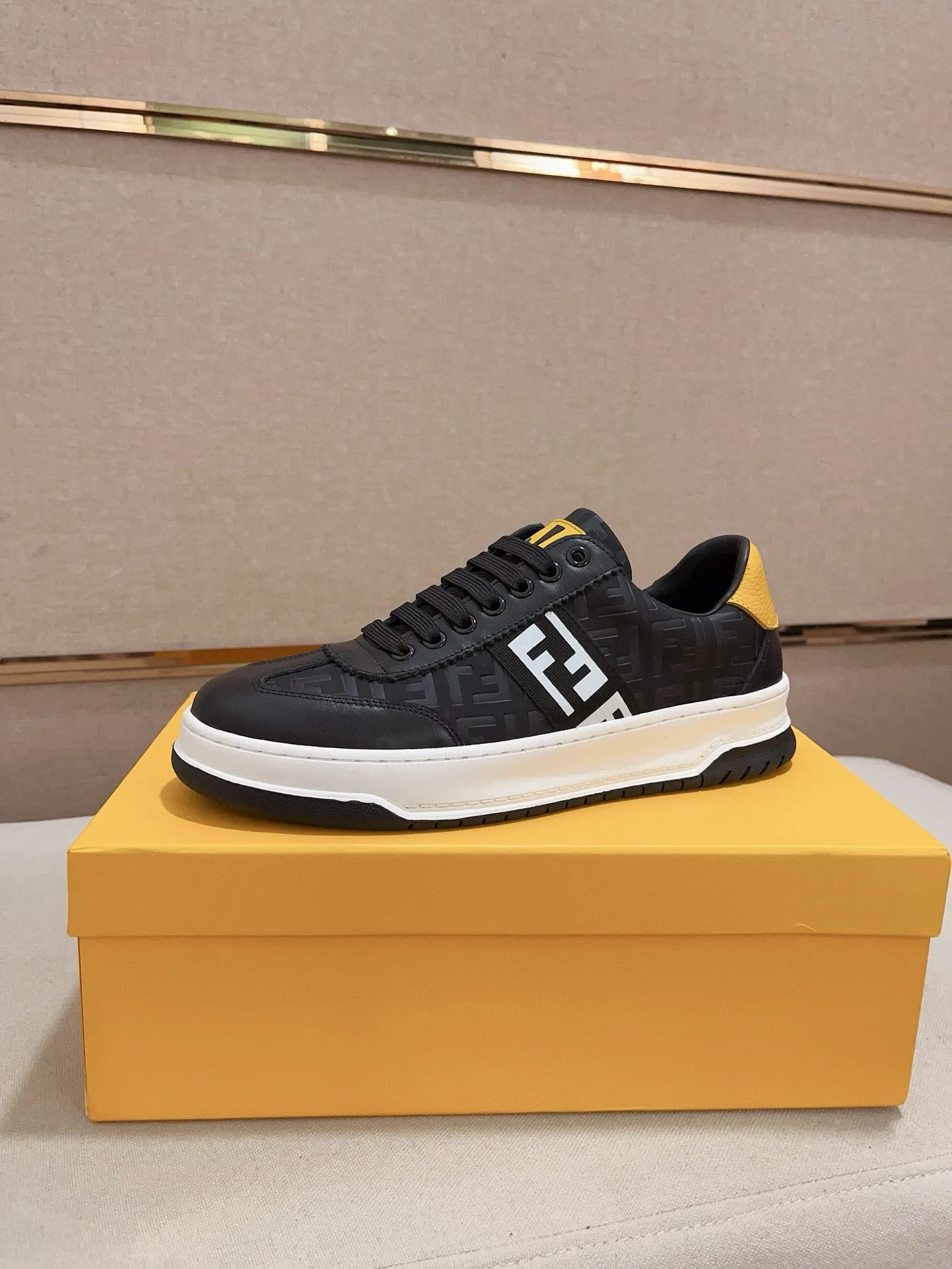 Men's shoes💰: 400💰[Fendi] Fendi's latest casual shoes for men! Available at counters simultaneously! A one-to-one replica of the original. All imported official website one-to-one cowhide fabric. The interior is made of top-grade sheepskin, and the original factory-supplied rubber outsole is used. Leading new fashion concepts. Matching code: 38-44. (can be customized for 45 non-refundable)
